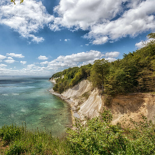 Kreideküste mit blauem Himmel - Rügen, Pension ANKER Kreideküste / Steilküste mit Wasser und blauen Himmel - Rügen, Pension ANKER