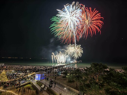 Binzer Silvesterfeuerwerk an der Seebrücke - Rügen, Pension ANKER Silvesterfeuerwerk an Binzer Seebrücke und Seebrückenplatz mit Blick auf Ostsee - Rügen, Pension ANKER